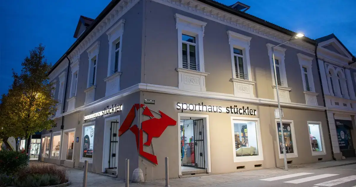 Sporthaus Stückler in Köflach in der Abenddämmerung