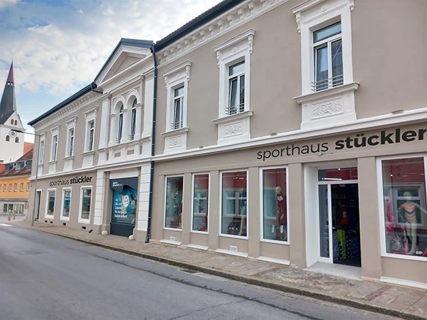 Fassade des Sporthauses Stückler mit großen Fenstern und dem Schriftzug 'sporthaus stückler' an der Wand.
