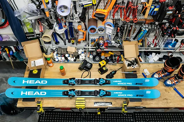 Werkstatt mit Head-Ski