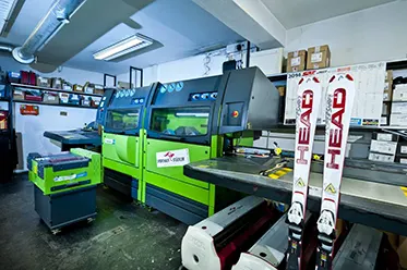 Ski-Service im Sporthaus Stückler's Werkstatt mit Ski von HEAD im Vordergrund, die zur Wartung bereitstehen.